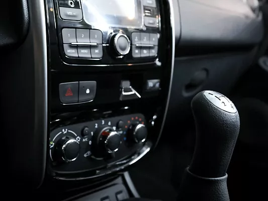 Nissan Terrano Elegance 1.6 MT 114 л.c. мех. бензин