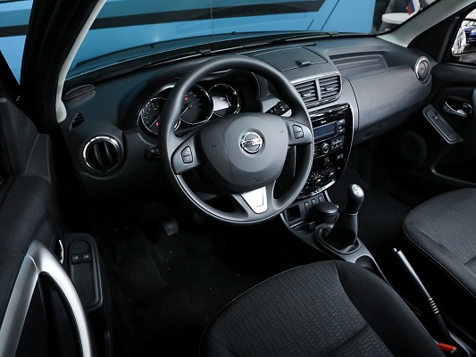 Nissan Terrano Elegance 1.6 MT 114 л.c. мех. бензин